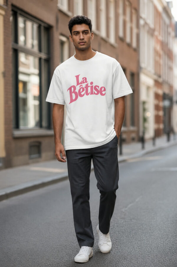 T-shirt Bêtise de Cambrai blanc porté en ville, lettrage rose « La Bêtise » sur la poitrine